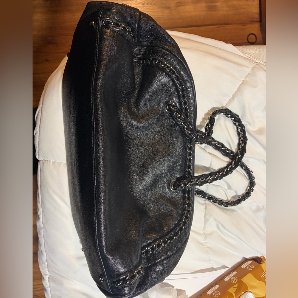 CHANEL Black Leather Shoulder Bag - Picture 11 of 13